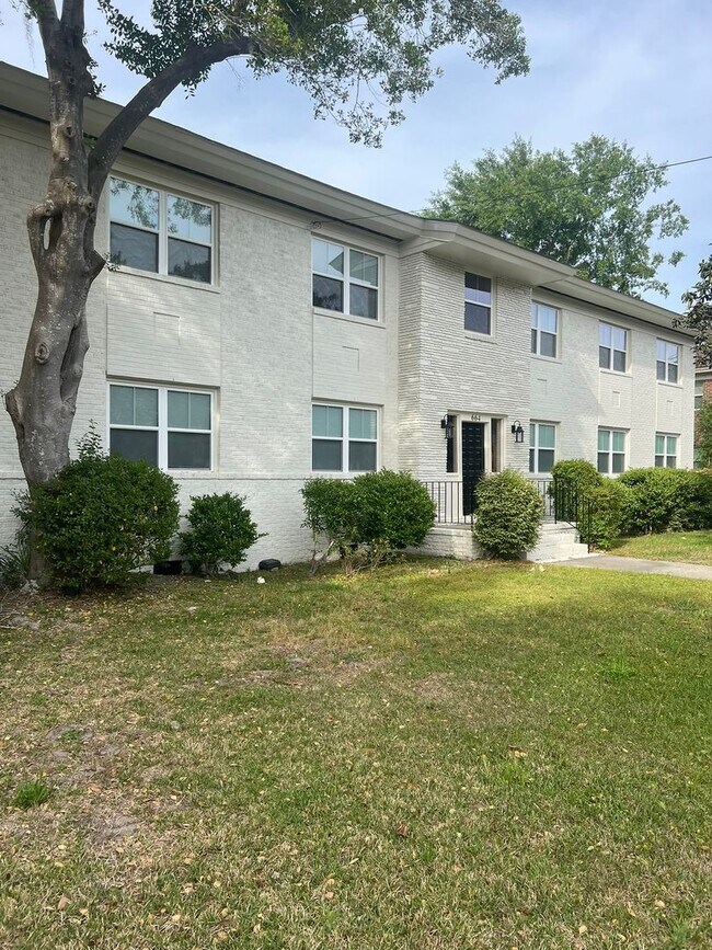Building Photo - Fully Renovated Three Bedroom Condo 10 mins from MUSC!