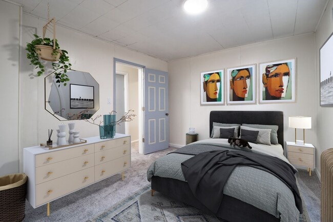 Building Photo - Available June 1st - 2 bed/1 bath Lower Duplex!