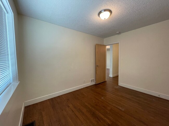 Building Photo - $0 DEPOSIT OPTION! 3 BED/2 BATH IN DELMAR PARKWAY