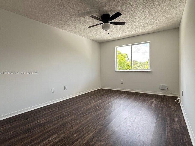 Building Photo - 420 S Park Rd