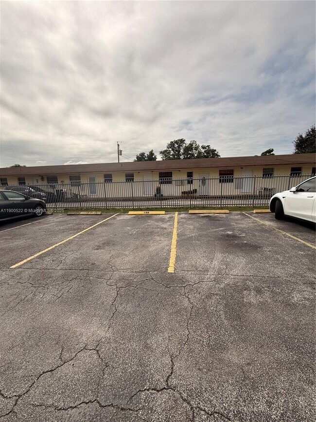 Building Photo - 1154 W 35th St