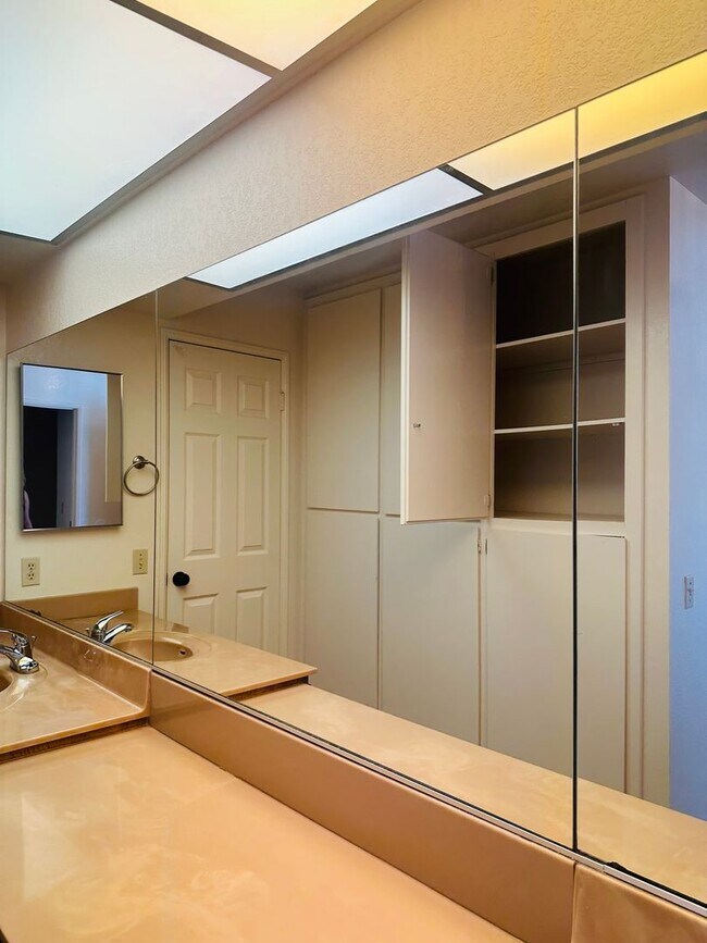 Building Photo - 1314 W Apricot Ave