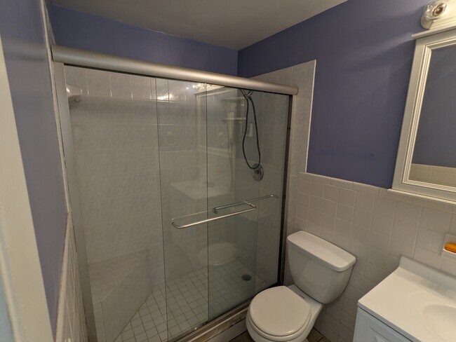 Main bathroom - 430 Patrick Ave