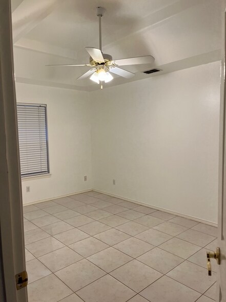 Building Photo - 1709 Bobcat Ln