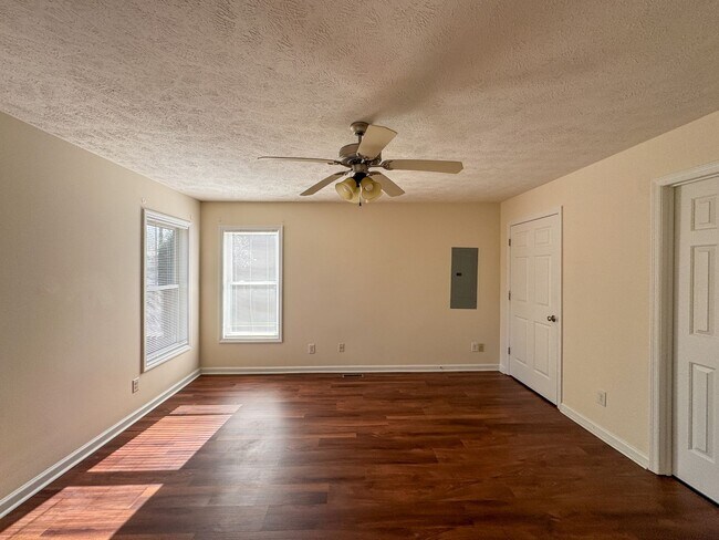 Building Photo - 3 Bed 2 Bath Home with Fenced Backyard