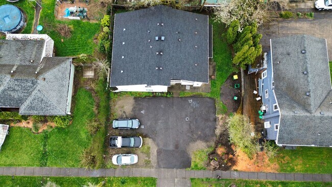 Building Photo - 2 bedroom 1 bath apartment. *1/2 off your first months rent if your application is approved by Ap...