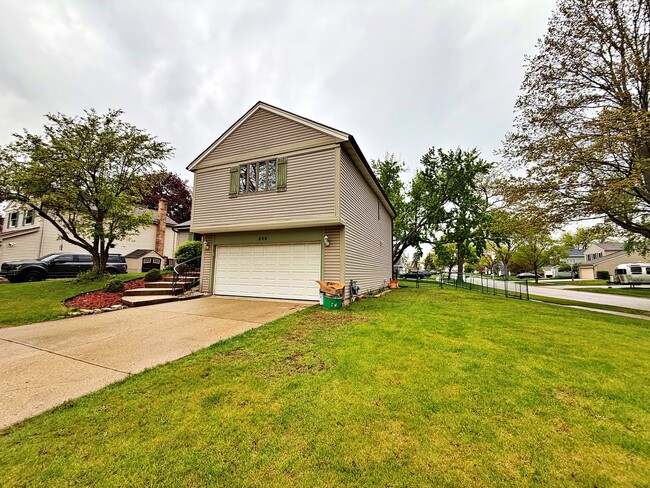 Building Photo - 800 W Beechtree Ln