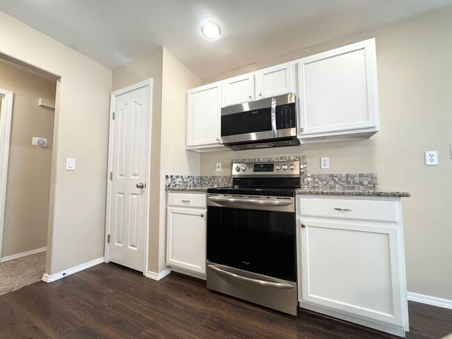 Building Photo - Modern and Updated 3bd/2b Home for Rent in...