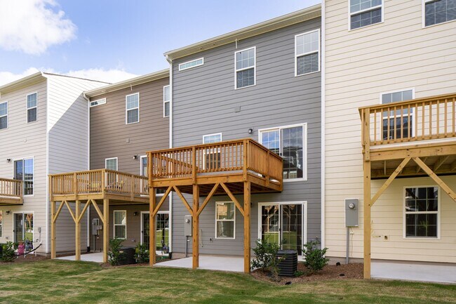 Building Photo - Creekside Commons Townhome- Available Augu...
