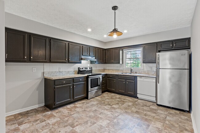 Building Photo - 1200 Tishoff Dr