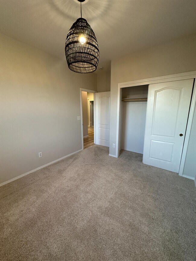 Building Photo - 721 W Fontaine Ln