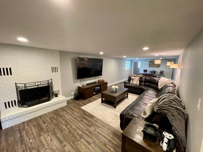 Building Photo - 2474 S Fairway Dr
