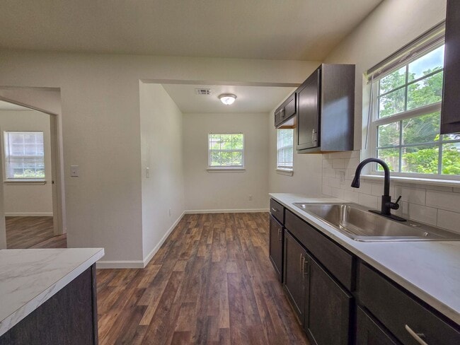 Building Photo - 3 Bedroom, 1 Bath Home in Shawnee!