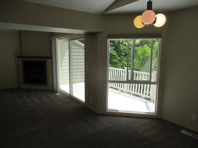 Building Photo - Split Level Two Bedroom Duplex