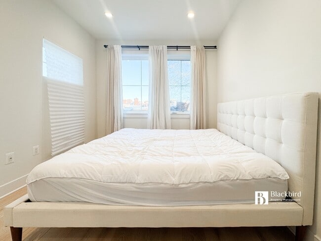 Building Photo - 1011 18th St NE