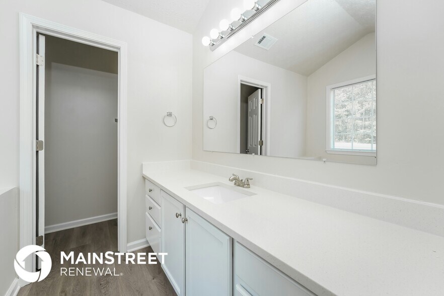 Building Photo - 40 Oak Hill Dr