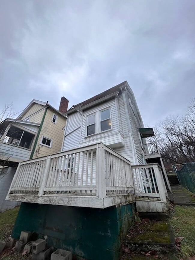 Building Photo - 2 Bedroom House - Available Now!