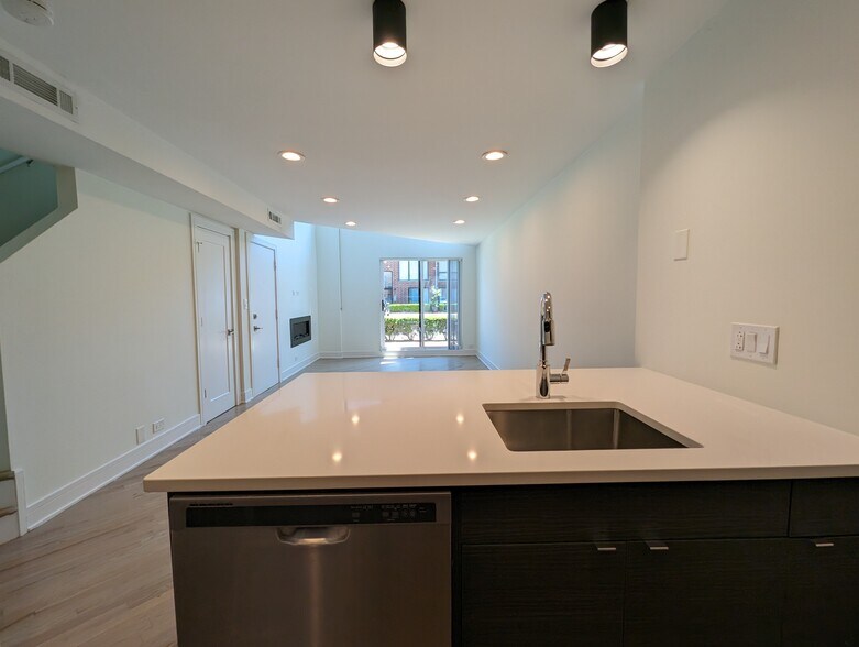 Building Photo - 932 W Grace St