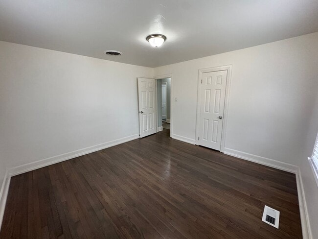 Building Photo - Cozy Home with Upgraded Finishes