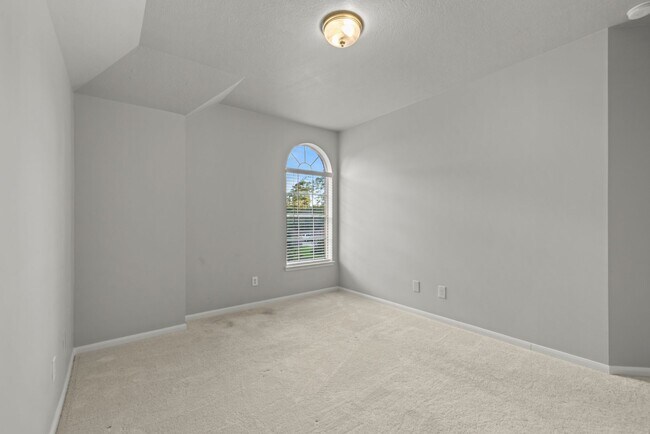 Building Photo - Gorgeous 4 bed/3.5 bath two story home!