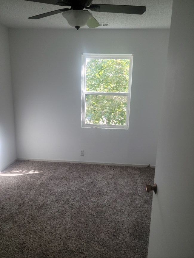 Building Photo - "Charming 3-Bed Home with Granite Elegance...