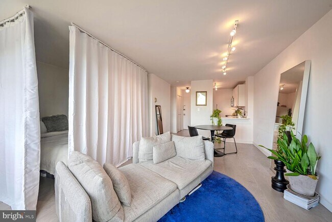 Building Photo - 1330 New Hampshire Ave NW