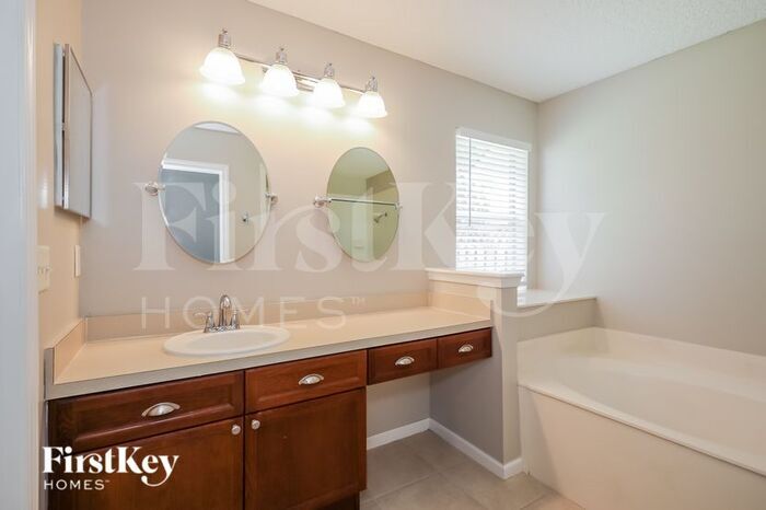 Building Photo - 824 Marjories Way