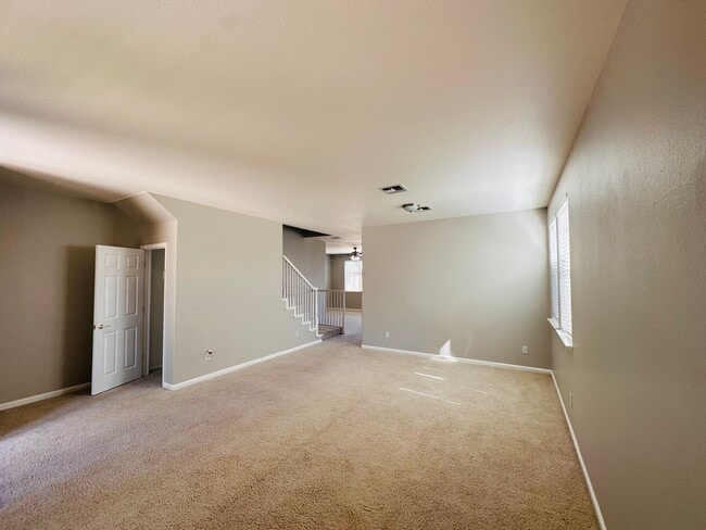 Building Photo - Full Bedroom and Bathroom Downstairs