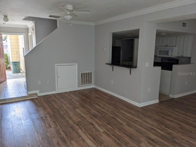 Building Photo - 2122 Fan Palm Dr