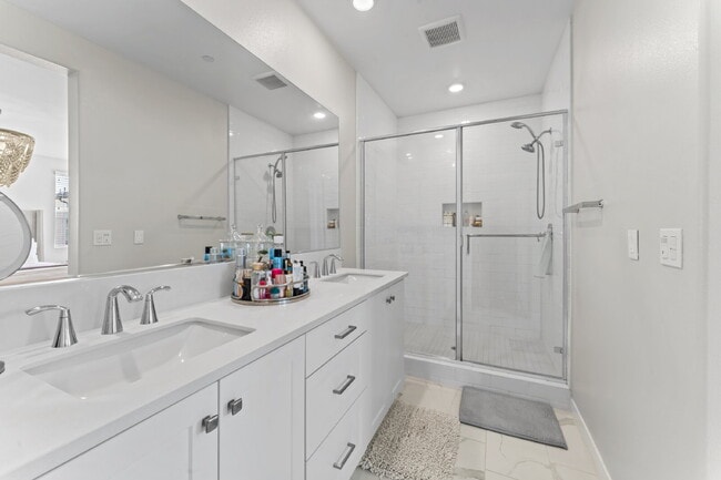 Building Photo - "Spacious 3-Bedroom Townhouse Retreat in P...
