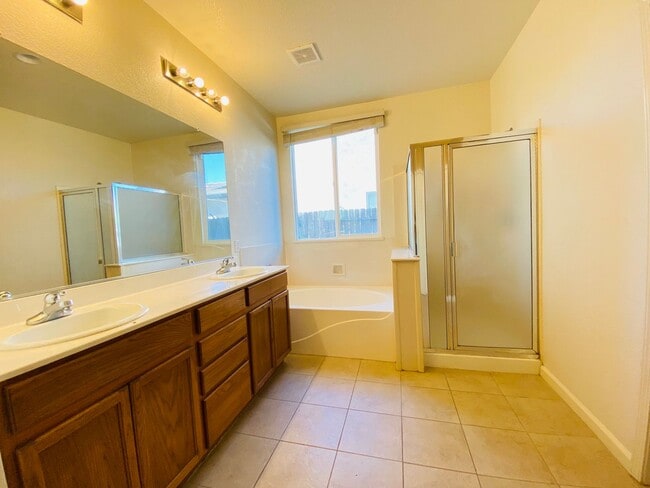 Building Photo - Spacious and Beautiful Home Close to a Huge Park