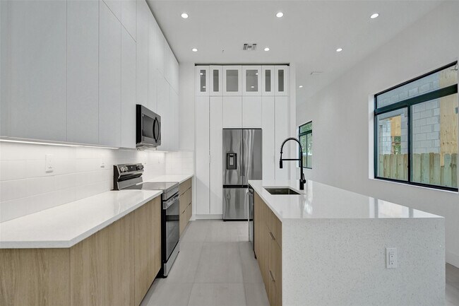 Building Photo - 606 SW 7th Ave