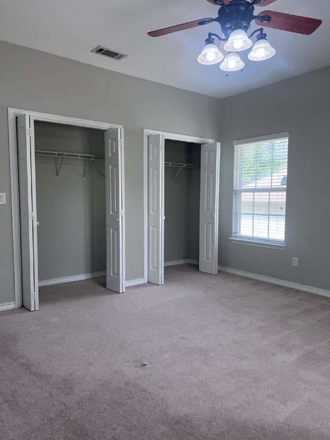 Building Photo - 105 Par Ct