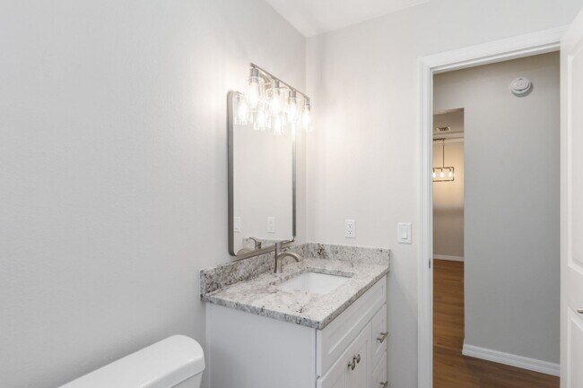 Building Photo - MOVE IN SPECIAL-Beautiful Newly Renovated 2/1 Duplex in St. Cloud Close To Lakefront