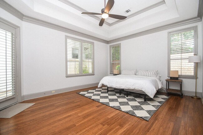 Building Photo - 2702 Tudor Manor