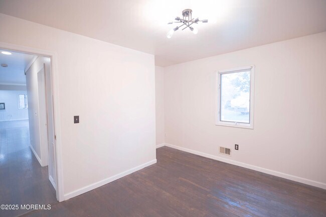 Building Photo - 585 Shady Ln