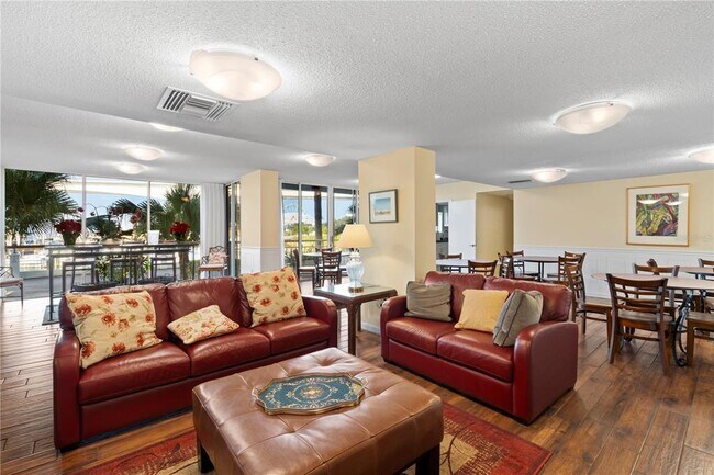 Building Photo - 100 Pierce St