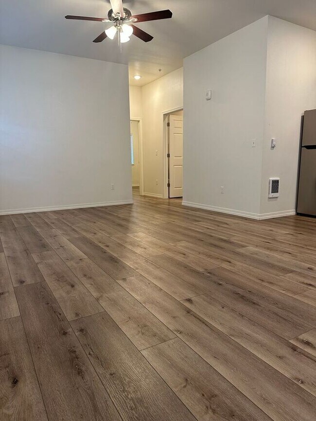 Building Photo - Three bedroom, two bathroom top floor unit on SE Woodstock.