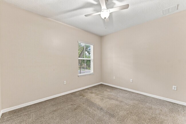 Building Photo - Stunning 3 BR + LOFT / 2.5 BA/ 2-Car-Garage Townhome in GATED community!