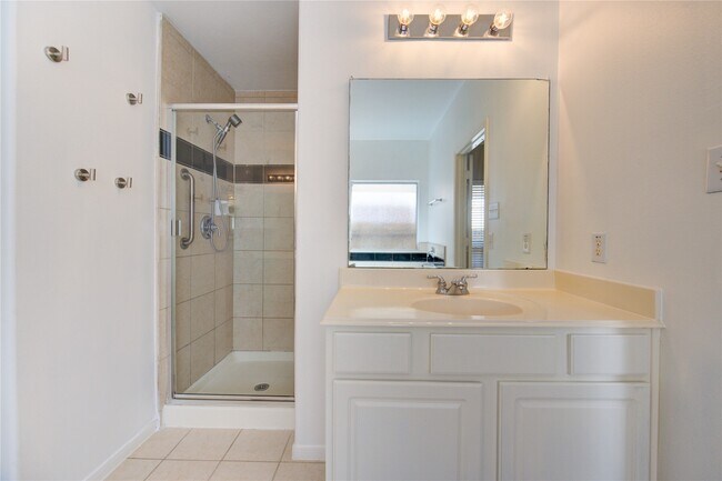 Building Photo - 7323 Sunset Bend Ln