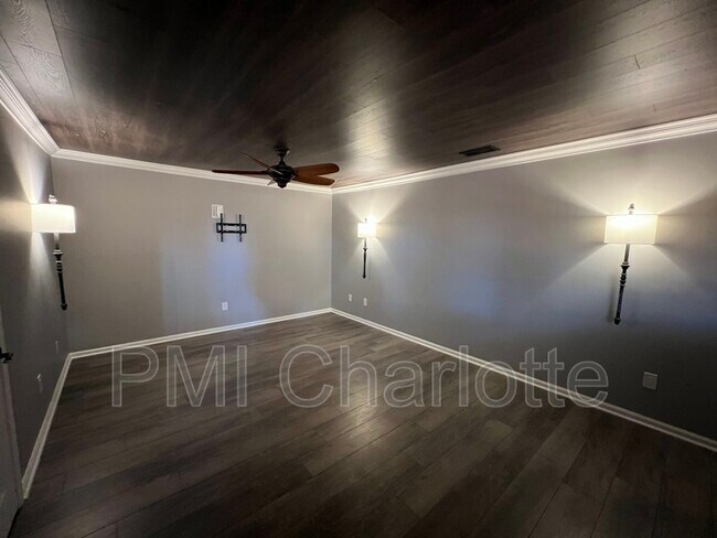 Building Photo - 9225 Ravenwing Dr