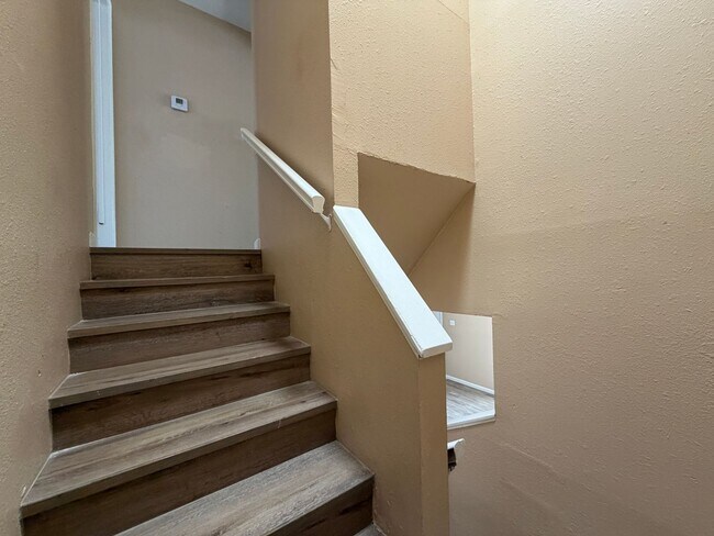 Building Photo - South Side Two Story Townhome!!
