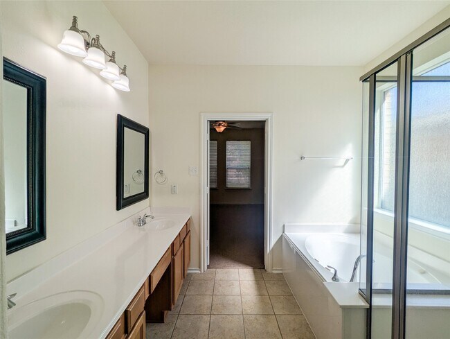 Building Photo - 6223 Summerfield Glade Ln