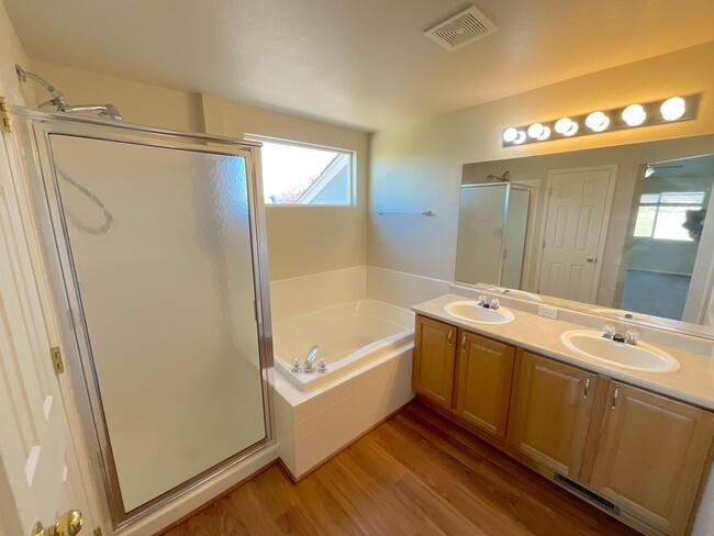 Building Photo - 3 Bedroom Home Available Near N Powers Blv...