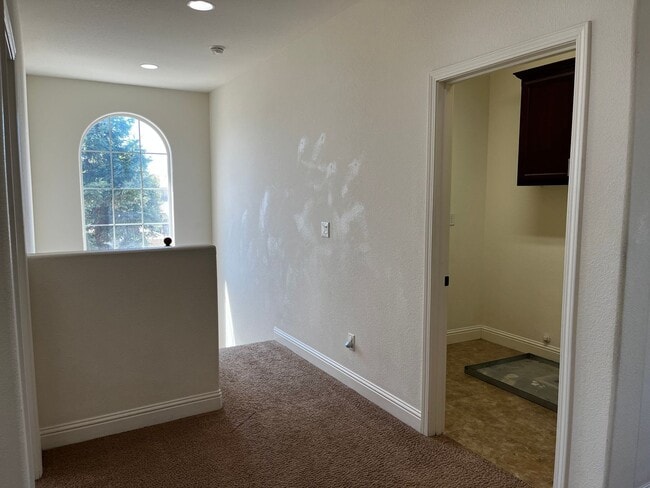Building Photo - Executive 4 Bedroom, 2.5 Bathroom 2100 Sqf...