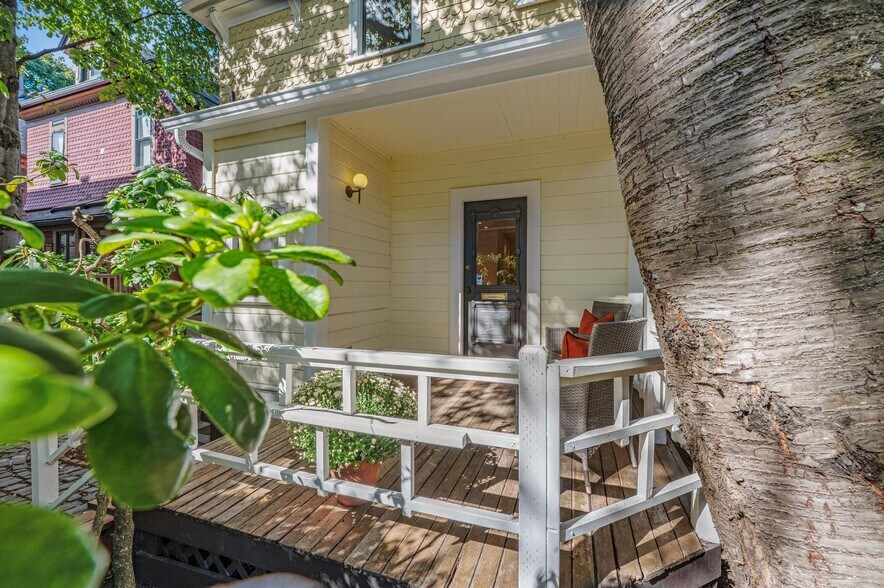 Building Photo - 1720 NW Hoyt St