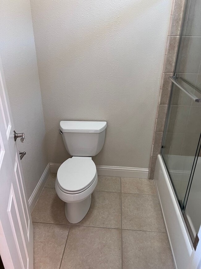 Building Photo - 3 bedroom, 2.5 bathroom home in great Neig...