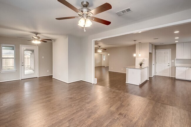 Building Photo - 158 Bluebonnet St