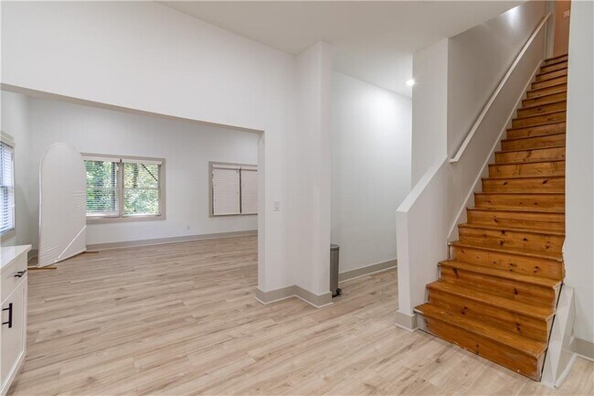 Building Photo - 651 Briarleigh Way