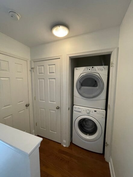 Building Photo - 406 Leverington Ave